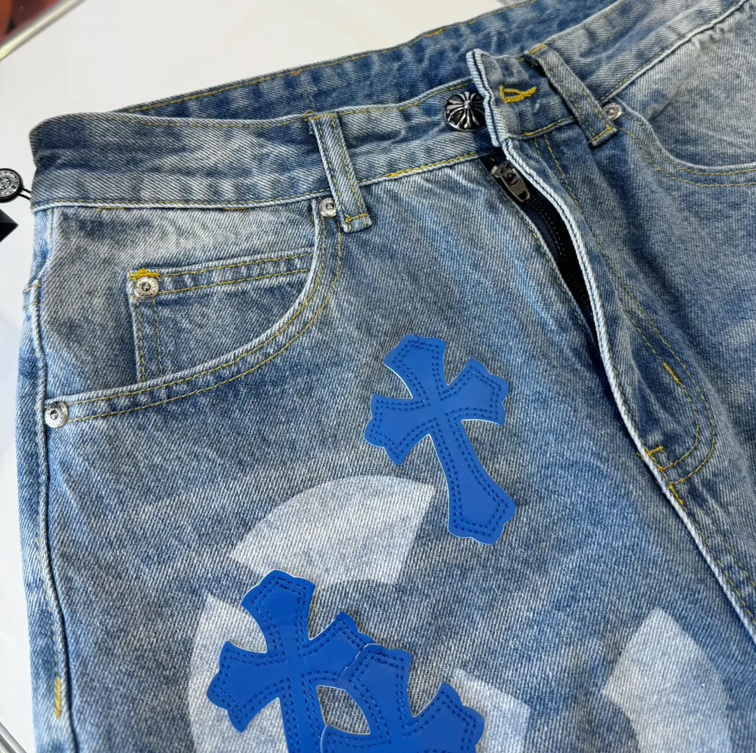 🅿️290 Style No.: D71 Chroe Hets CH Chroe Hetzer washed blue jeans, ceiling-level jeans, a pair is hard to find at the counter‼ ️ About Zangyin ✅ This is an extremely luxurious fashion brand that can also be called the aristocracy of the high street. It has always been an exclusive brand for some hipsters or the rich second generation. The color of this model is already very eye-catching by using a unique washed material. It is decorated with pink patchwork cross flowers, which cleverly highlights the charm of the brand. Secondly, this model adopts a classic high-waist cut design, which highlights the long legs and fashionable temperament of the upper body. The brand is highly recognizable and the slim-fitting configuration is more suitable for daily wear. The personality will be fashionable and the specifications can be seen at a glance. Materials and technology ✅ Needless to say, this point goes without saying. As an excellent craftsman brand, Zangyin's requirements for details and craftsmanship are really perfect. The washed color of this model has gone through a lot of processes, not to mention the embellishment of the denim appliqués. It is also purely handmade and sewn. Just like what they believe in, only handmade things have soul and have the meaning of wearing. A top-notch heavy-duty fashionable denim item, recommended by both hands‼ ️Size# 28 30 32 34